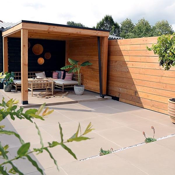 Strakke, gezellige tuin met keramische tegels in warme tint