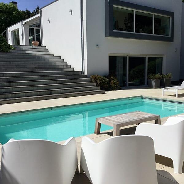Moderne bungalow met grote trappartij richting zwembad