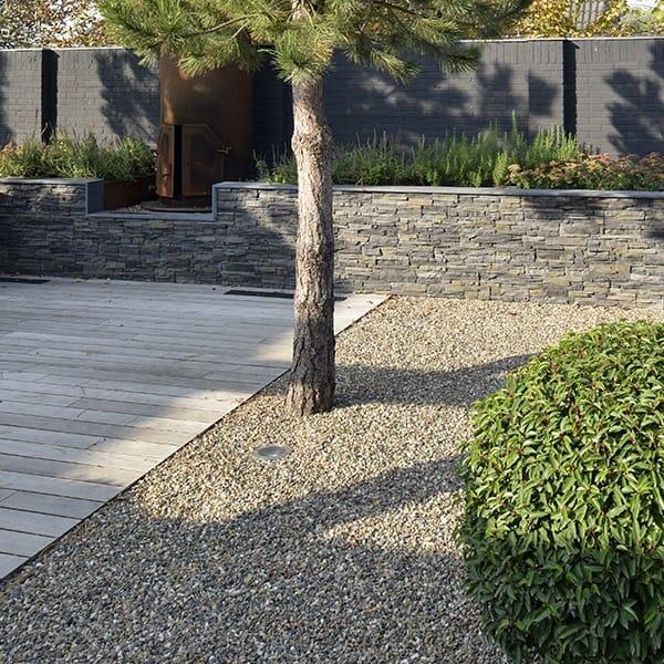 Sfeerfoto tuin met natuursteen muurtje en gemixed split