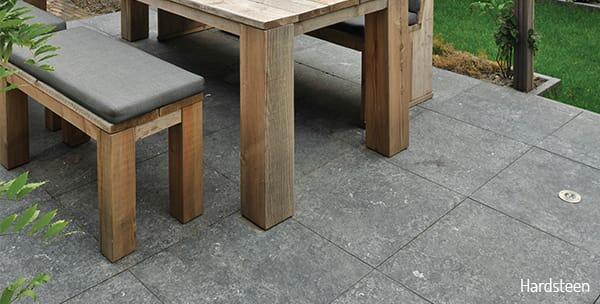 Hardsteen terras met robuuste houten eettafel