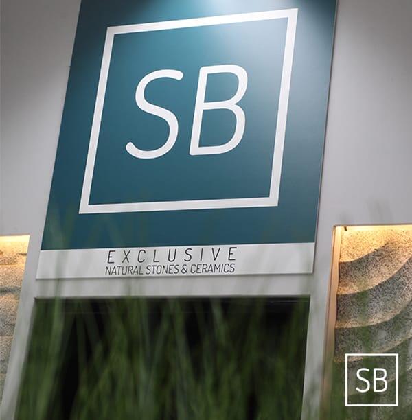 Sfeerfoto van het Stone base exclusive logo in de showroom