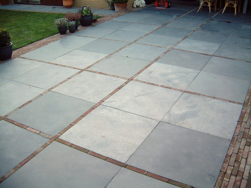Indisch Basalt tegel 40x60x1,5 cm geschuurd
