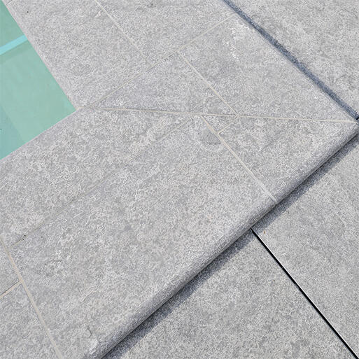 Blue stone zwembadrandtegel gevlamd & geborsteld