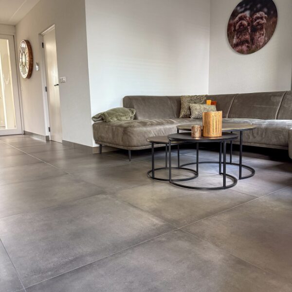 Concreto Tobacco tegel 80x80x1 cm.