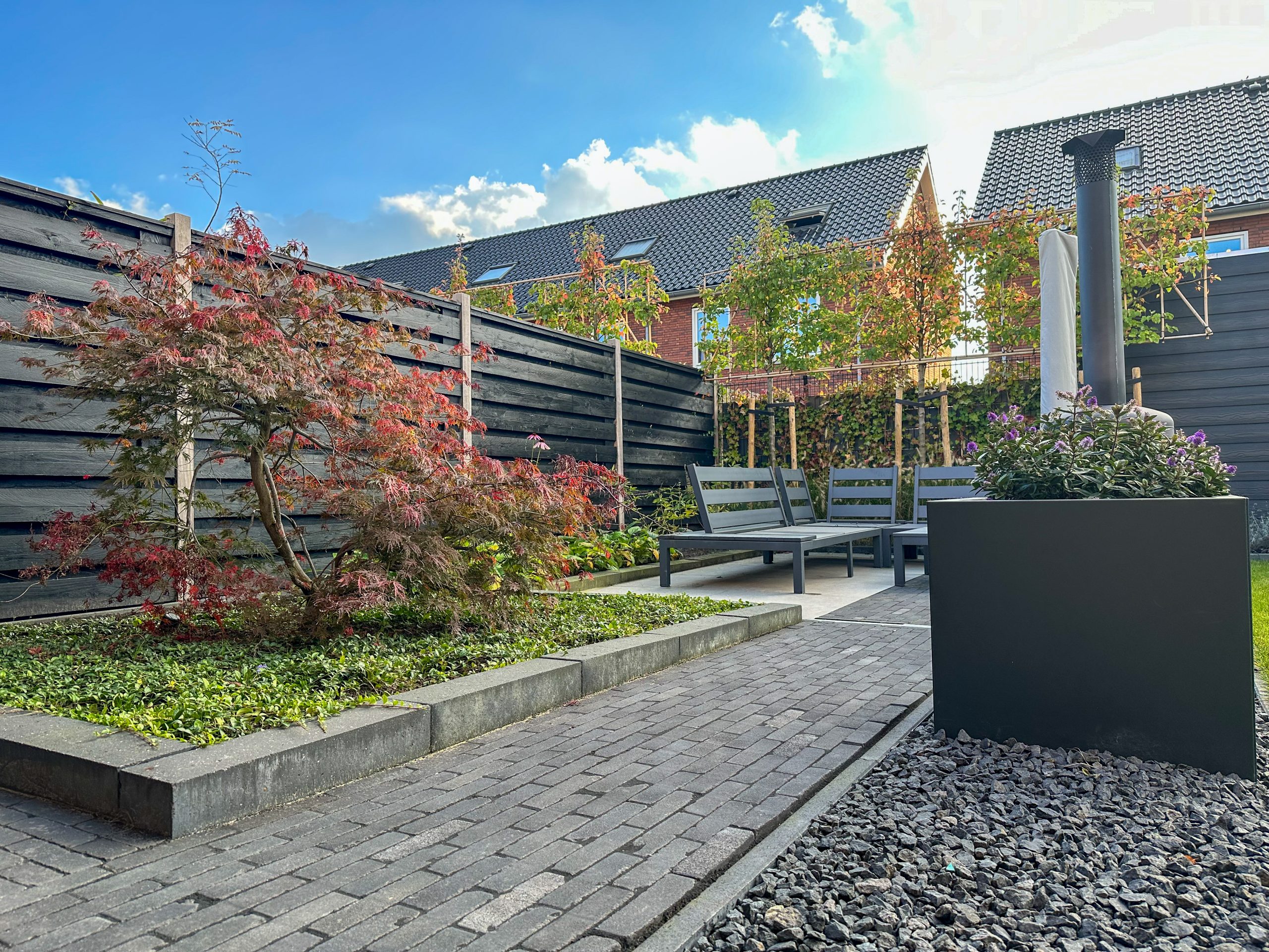 Een tuin waarin opsluitband antraciet is verwerkt