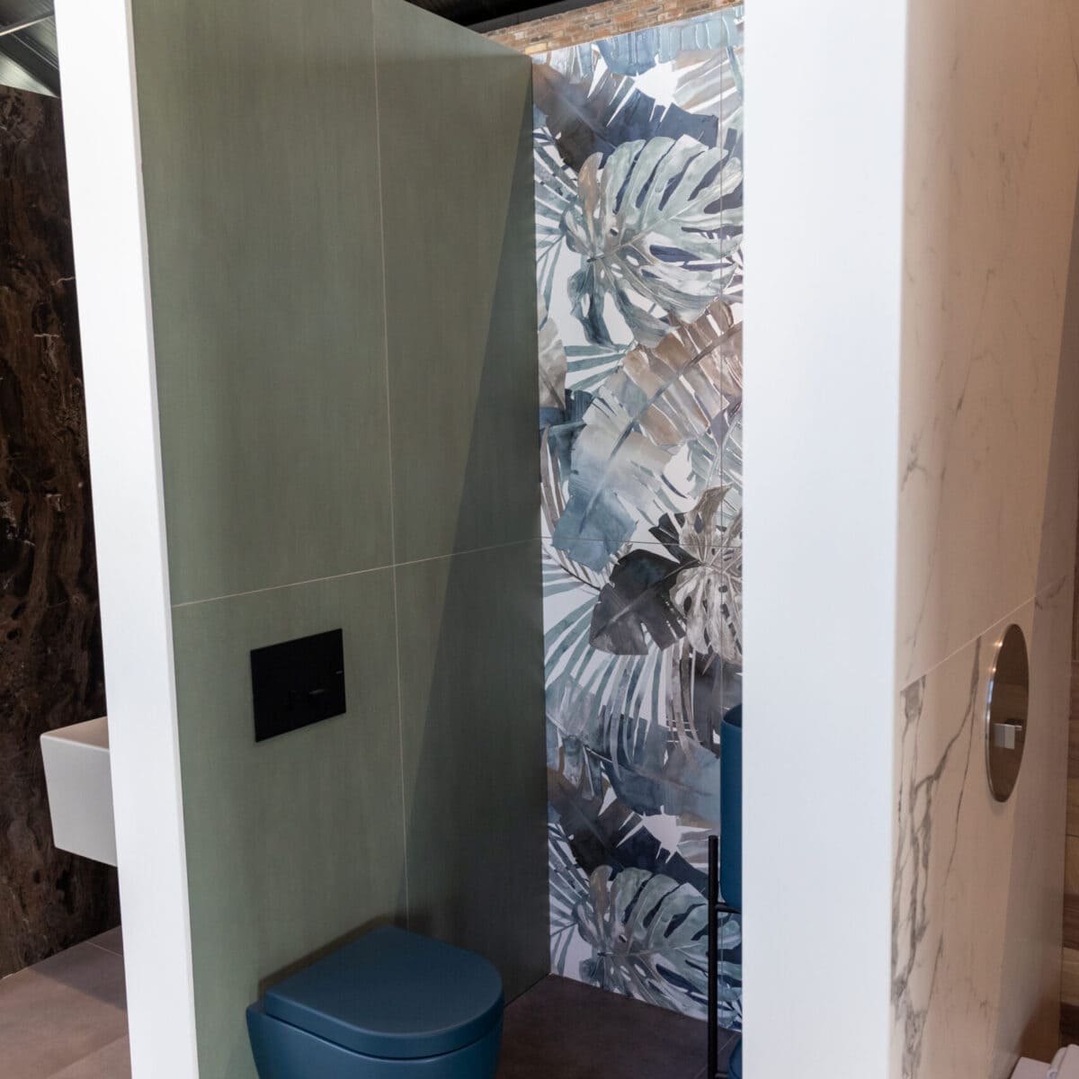 Keramisch hangtoilet met bijpassende bril blauw